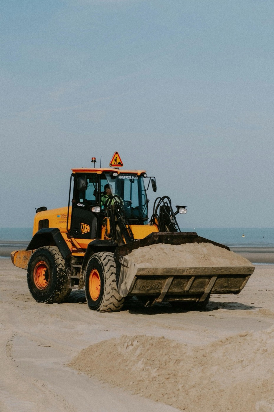Heavy mobile equipment operating in an industrial environment